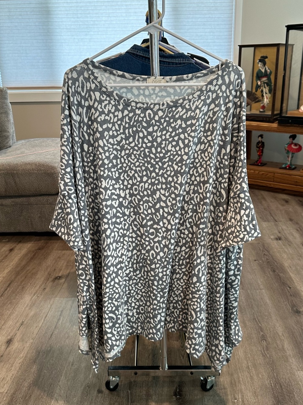 Oddy Women’s plus-size Gray & White Leopard-print Oversized Knit Top🩷🩷3X/4X - Picture 3 of 9